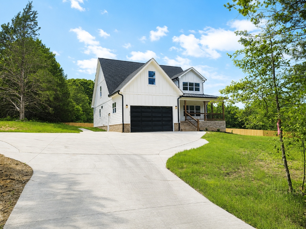 Black Oak Construction completed home with curved driveway